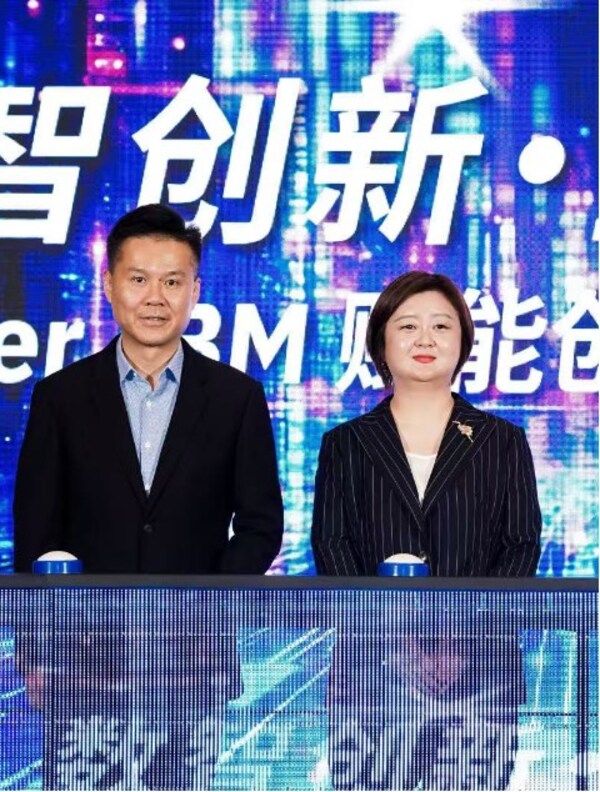 IBM大中華區(qū)董事長(zhǎng)、總經(jīng)理陳旭東（左）X-Power總經(jīng)理兼蘇州環(huán)球科技總經(jīng)理黃雅丹（右)